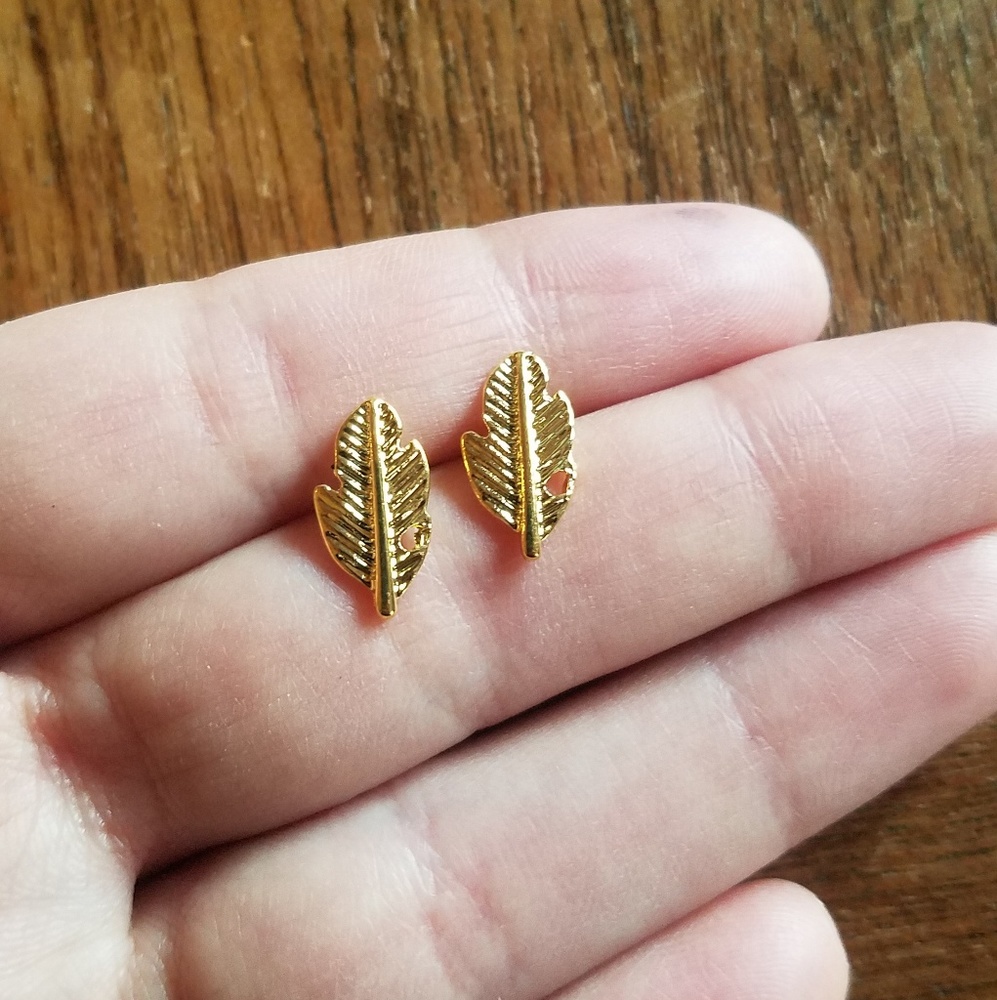 NWOT Gold Leaf Feather Studs - Picture 9 of 11